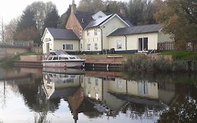 Cottage - Sleeps 3 Parking & Fishing